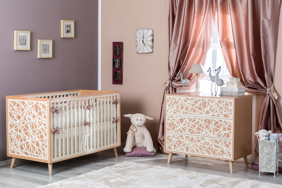 Romina New York Crib & Dresser with Applique in Albero Puro & Bianco Satinato