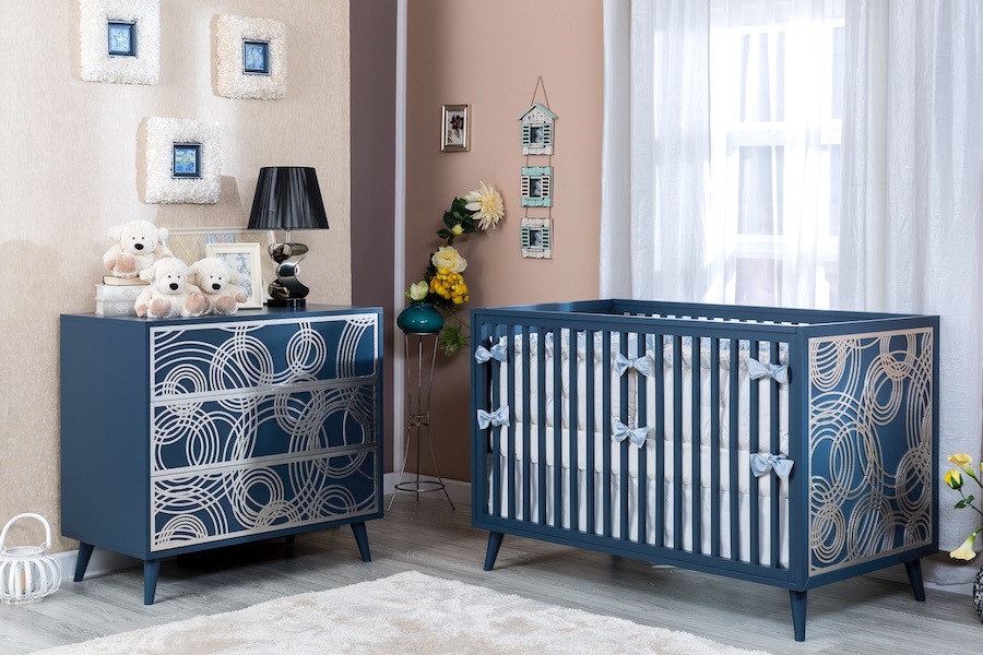 Romina New York Crib & Dresser with Applique in Navy & White