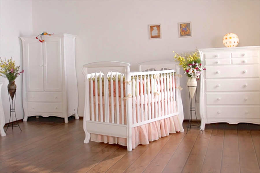 Romina Nerva Traditional Crib, Armoire & Chest in White