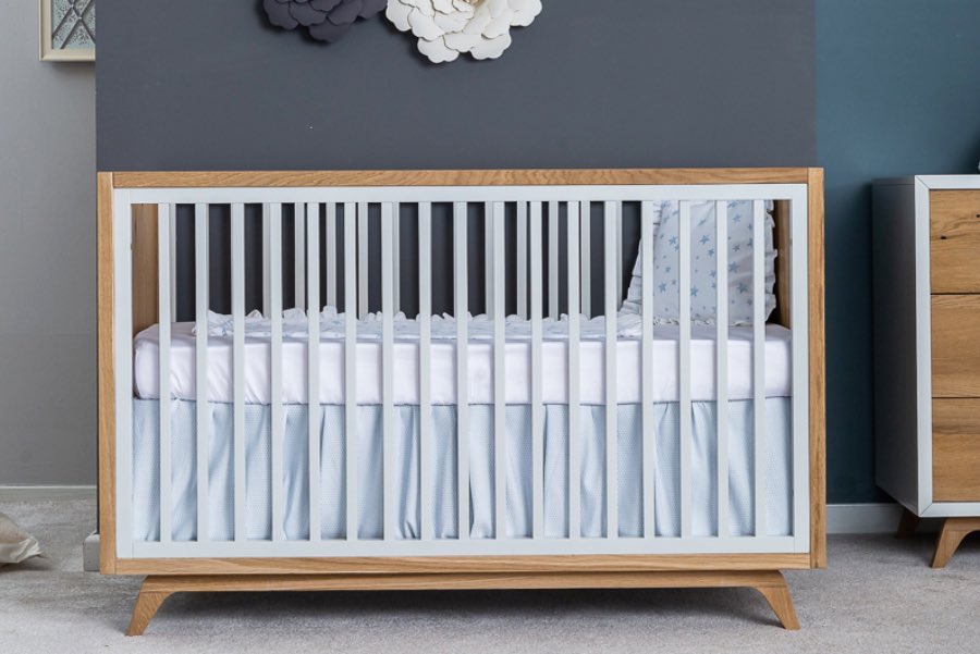 Romina Uptown Crib in Oak and Dove