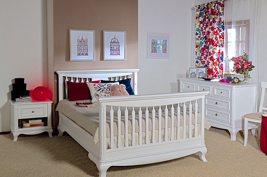 Romina Full Bed, 7 Drawer Dresser & Nightstand in White
