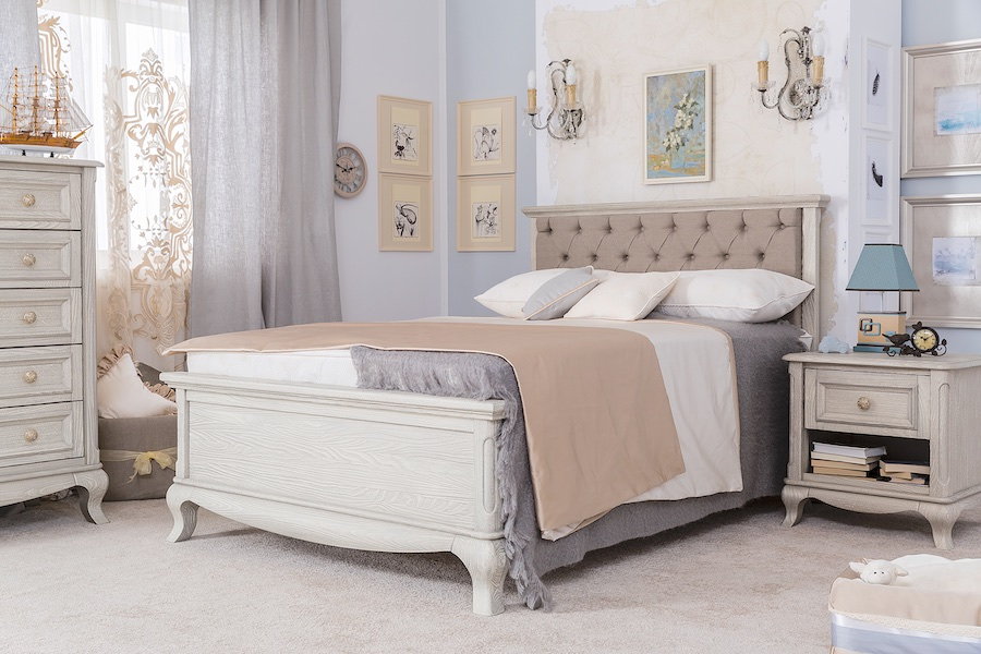 Romina Full Bed & Nightstand in Silver Frost